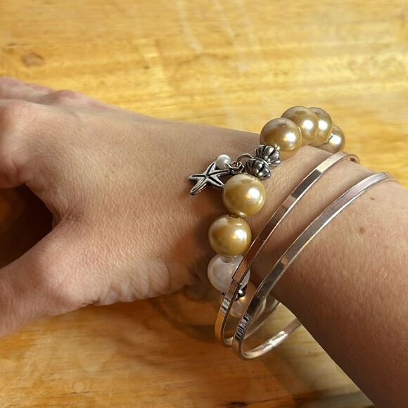 Set of 3 silver tone white and cream faux pearl bracelets with starfish charm - Picture 2 of 6
